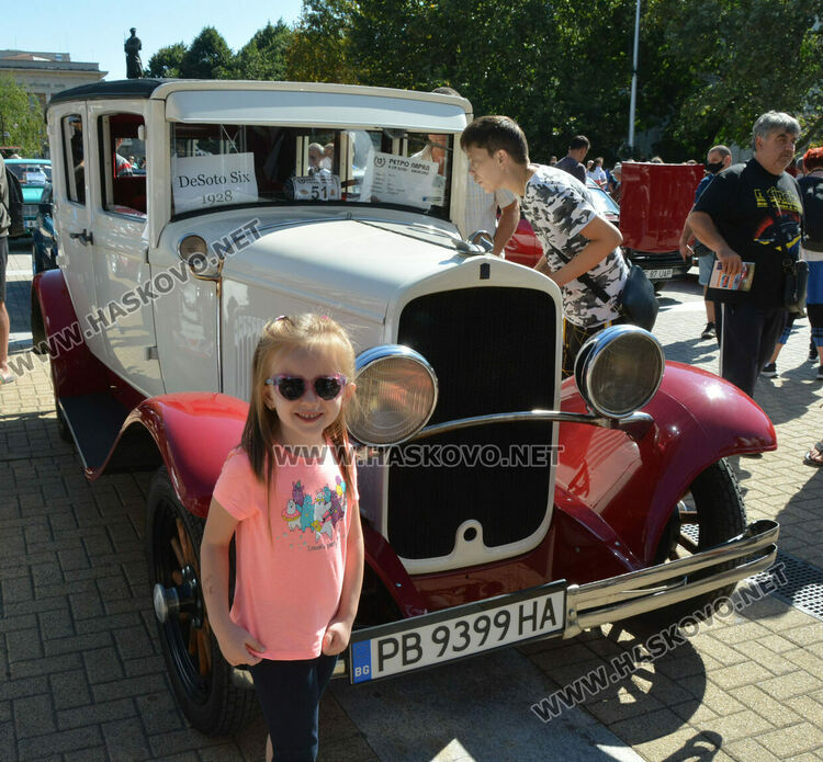 Ретро красавици и уникална колекция с български цигари събраха хасковлии на площад „Свобода“