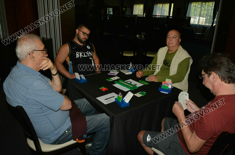 Бриджори от цялата страна стартираха в 41-я Национален турнир в памет на Илия Делев и за „Купа Хасково“