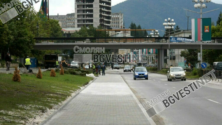 Затвориха бул. "България" в центъра на Смолян, асфалтират