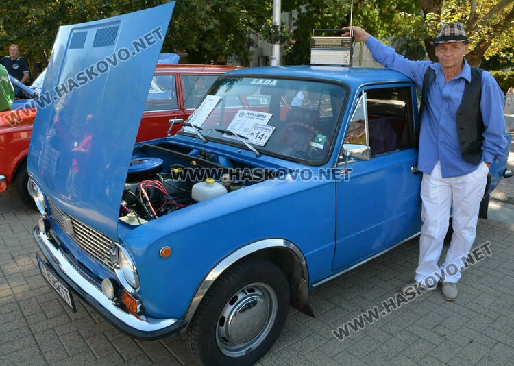 Ретро красавици и уникална колекция с български цигари събраха хасковлии на площад „Свобода“