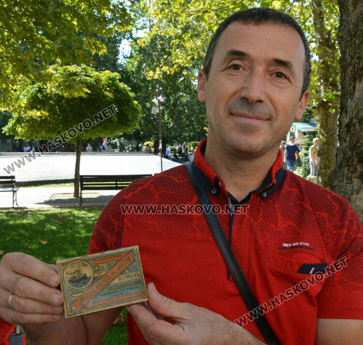 Димитър Георгиев с най-старата кутия цигари в колекцията си от 1901 г.