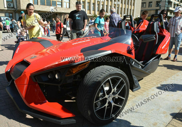 Ретро красавици и уникална колекция с български цигари събраха хасковлии на площад „Свобода“