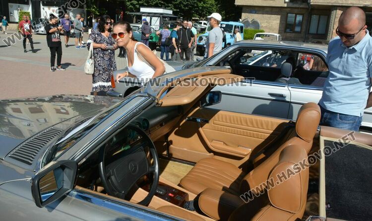 Ретро красавици и уникална колекция с български цигари събраха хасковлии на площад „Свобода“