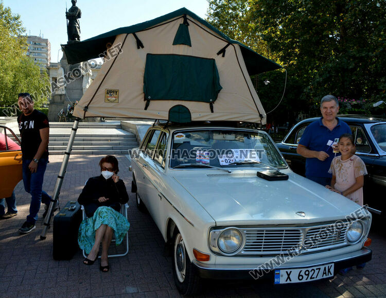 Ретро красавици и уникална колекция с български цигари събраха хасковлии на площад „Свобода“