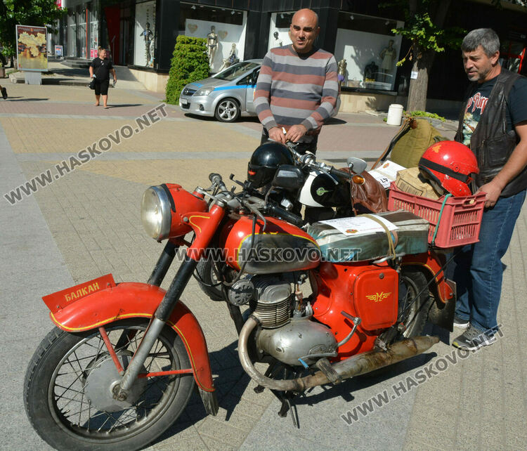 Ретро красавици и уникална колекция с български цигари събраха хасковлии на площад „Свобода“