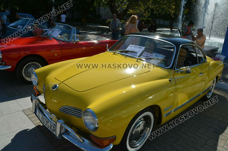 Ретро красавици и уникална колекция с български цигари събраха хасковлии на площад „Свобода“