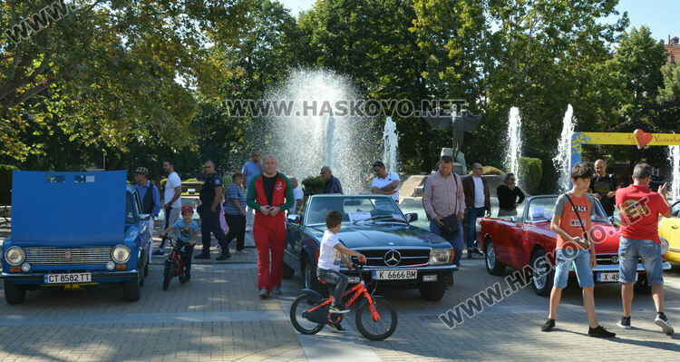 Ретро красавици и уникална колекция с български цигари събраха хасковлии на площад „Свобода“