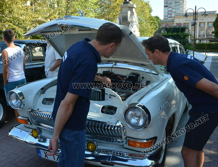 Ретро красавици и уникална колекция с български цигари събраха хасковлии на площад „Свобода“