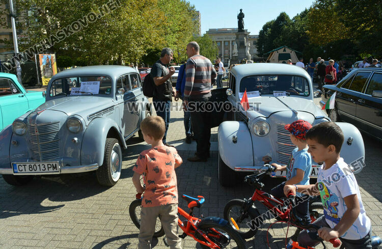 Ретро красавици и уникална колекция с български цигари събраха хасковлии на площад „Свобода“