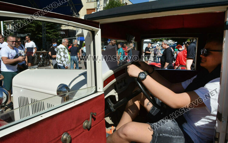 Ретро красавици и уникална колекция с български цигари събраха хасковлии на площад „Свобода“