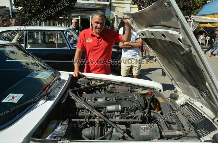 Ретро красавици и уникална колекция с български цигари събраха хасковлии на площад „Свобода“