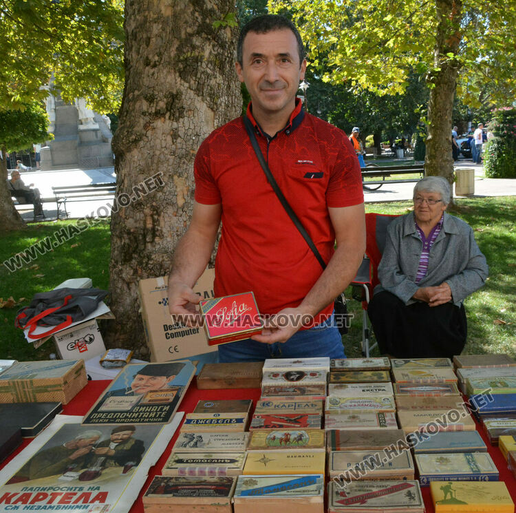 Ретро красавици и уникална колекция с български цигари събраха хасковлии на площад „Свобода“