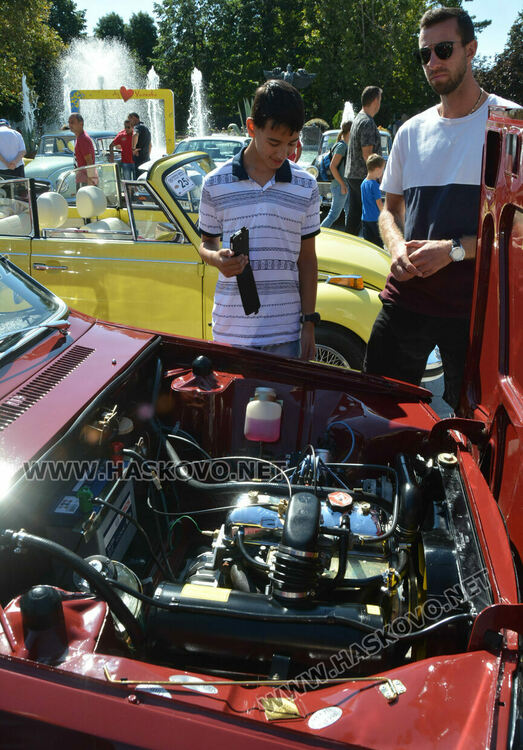 Ретро красавици и уникална колекция с български цигари събраха хасковлии на площад „Свобода“