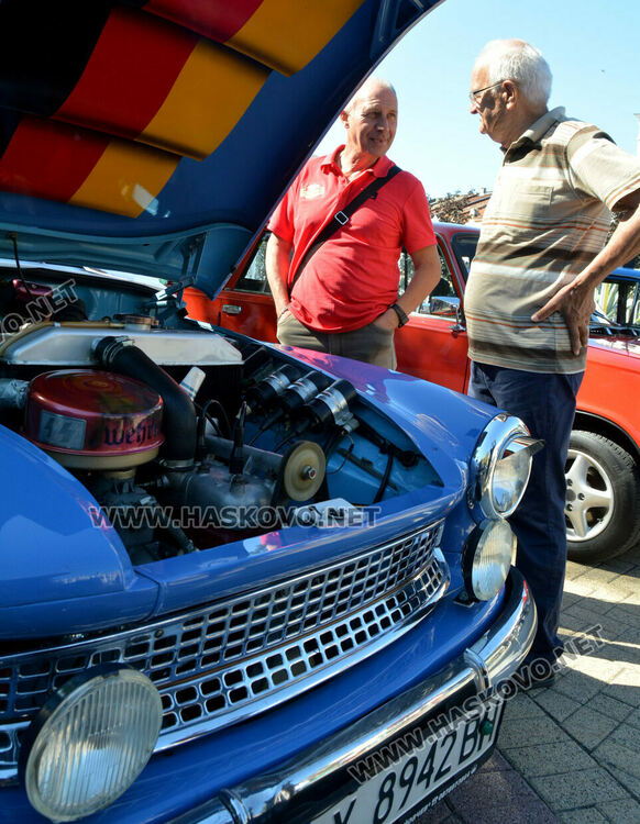 Ретро красавици и уникална колекция с български цигари събраха хасковлии на площад „Свобода“