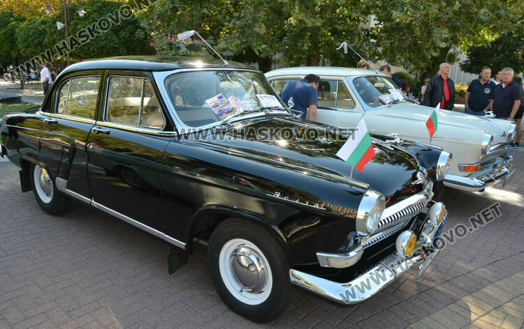 Ретро красавици и уникална колекция с български цигари събраха хасковлии на площад „Свобода“