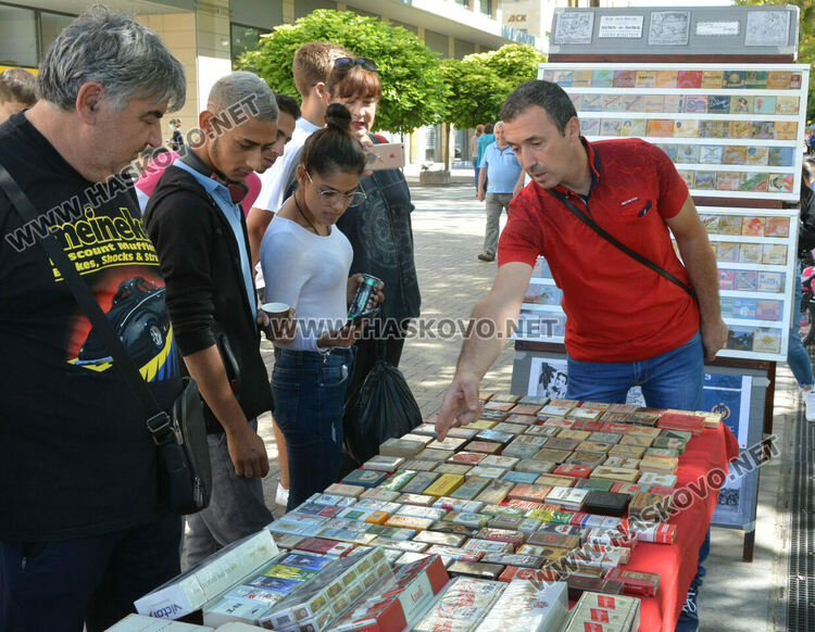 Ретро красавици и уникална колекция с български цигари събраха хасковлии на площад „Свобода“