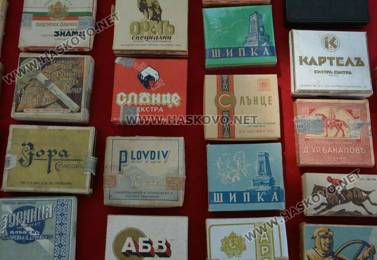 Ретро красавици и уникална колекция с български цигари събраха хасковлии на площад „Свобода“