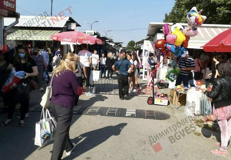 Хиляди се стекоха към Неделния пазар в Димитровград, предизвикаха задръствания в града