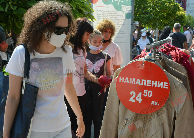 Хиляди се стекоха към Неделния пазар в Димитровград, предизвикаха задръствания в града