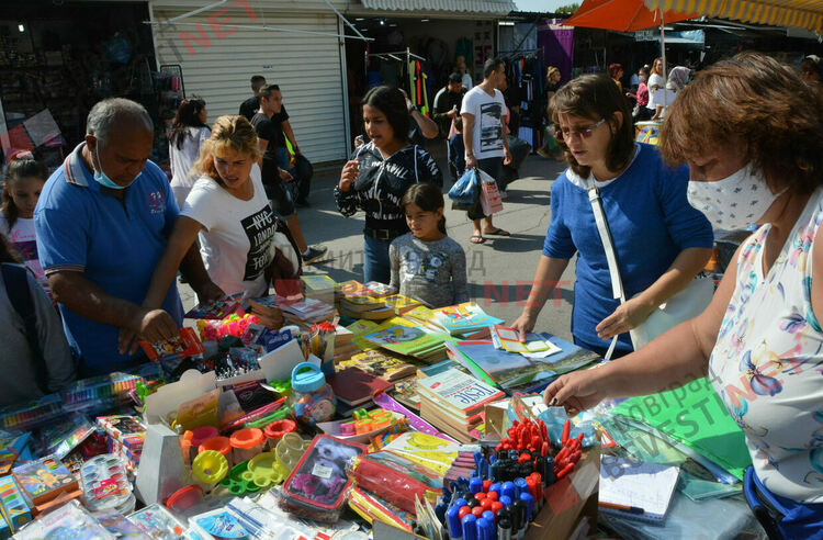 Хиляди се стекоха към Неделния пазар в Димитровград, предизвикаха задръствания в града