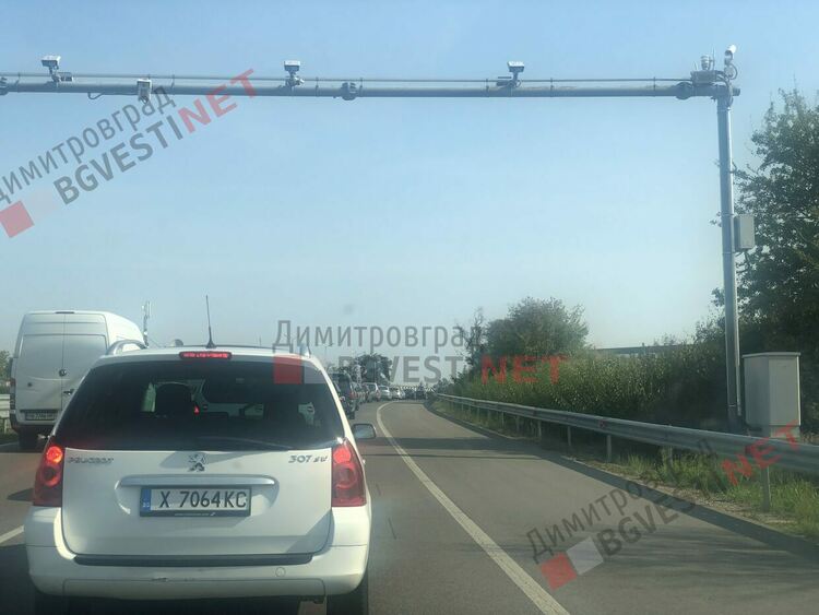 Хиляди се стекоха към Неделния пазар в Димитровград, предизвикаха задръствания в града