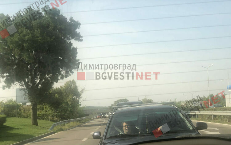 Хиляди се стекоха към Неделния пазар в Димитровград, предизвикаха задръствания в града