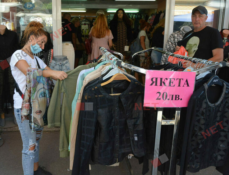 Хиляди се стекоха към Неделния пазар в Димитровград, предизвикаха задръствания в града