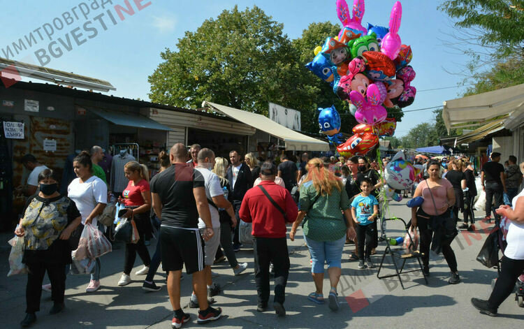 Хиляди се стекоха към Неделния пазар в Димитровград, предизвикаха задръствания в града