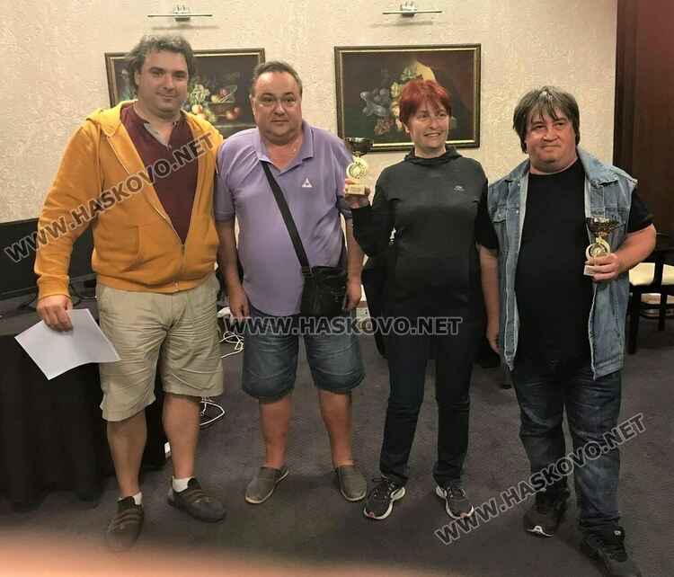 На снимкита: отляво на дясно: Съдията на турнира Георги Първанов, председателят на КСБ “Хасково” Владимир Андреев, победителите на двойки- Цветана Налбатска-Тодор Костадинов