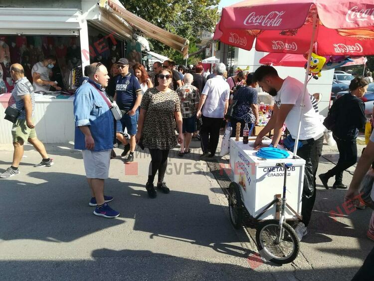 Хиляди се стекоха към Неделния пазар в Димитровград, предизвикаха задръствания в града