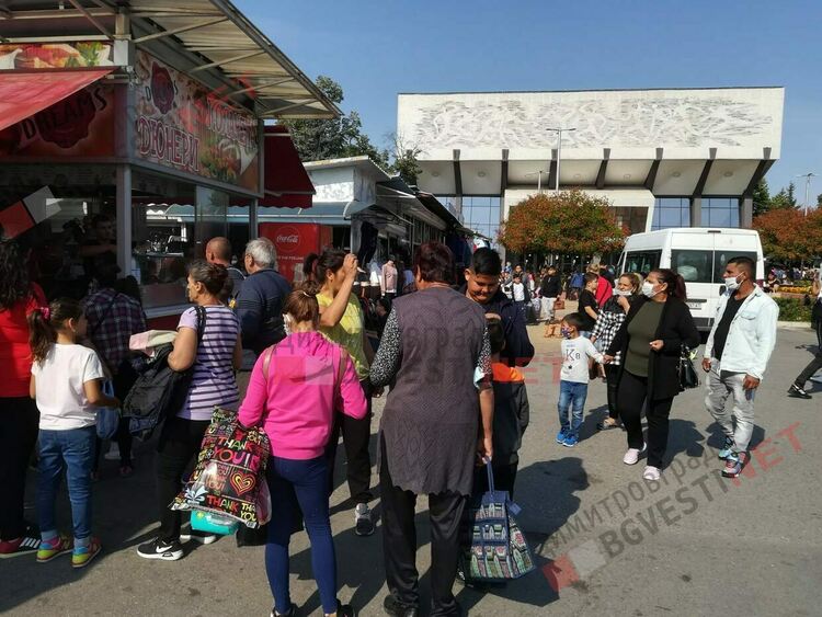 Хиляди се стекоха към Неделния пазар в Димитровград, предизвикаха задръствания в града