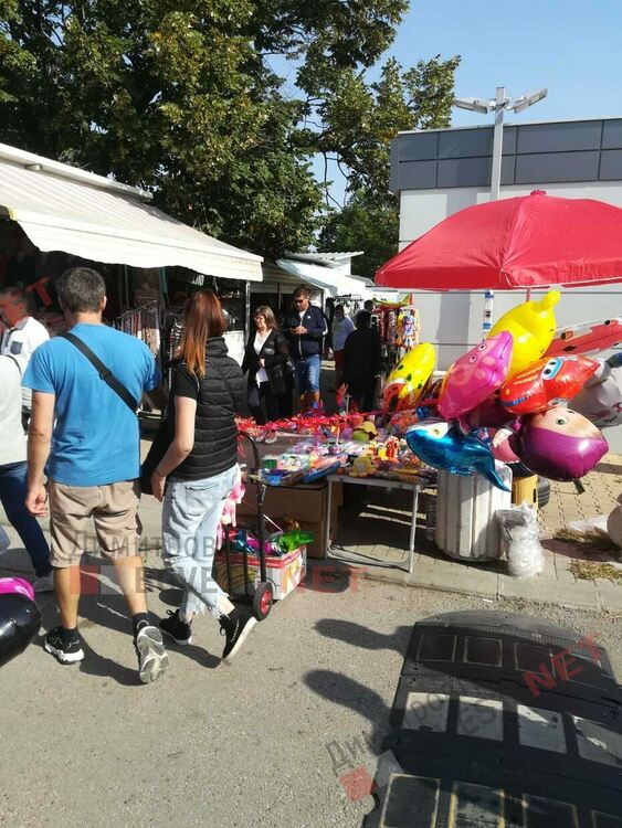 Хиляди се стекоха към Неделния пазар в Димитровград, предизвикаха задръствания в града