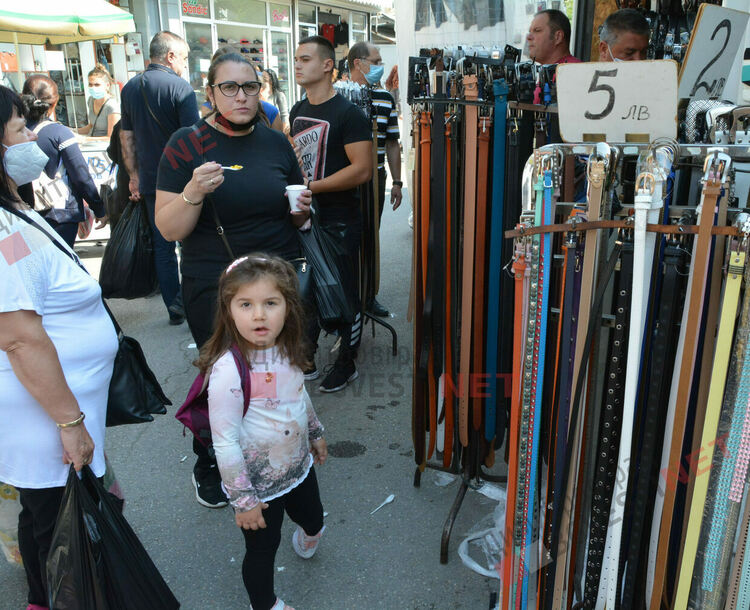 Хиляди се стекоха към Неделния пазар в Димитровград, предизвикаха задръствания в града