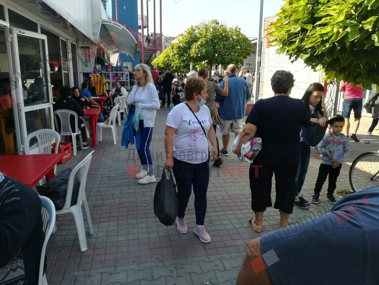 Хиляди се стекоха към Неделния пазар в Димитровград, предизвикаха задръствания в града