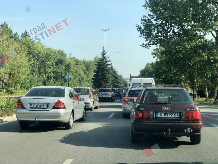 Хиляди се стекоха към Неделния пазар в Димитровград, предизвикаха задръствания в града