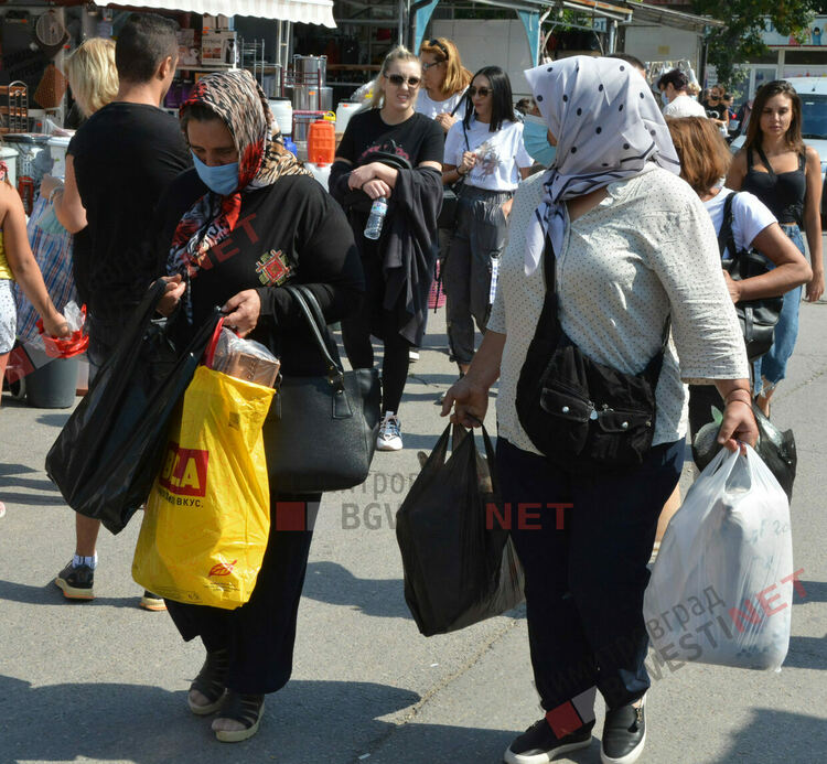 Хиляди се стекоха към Неделния пазар в Димитровград, предизвикаха задръствания в града
