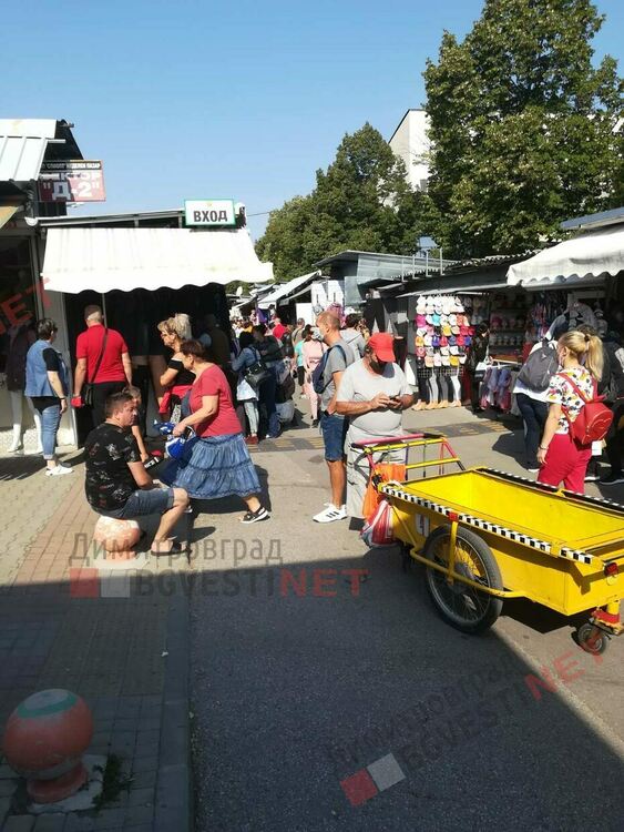 Хиляди се стекоха към Неделния пазар в Димитровград, предизвикаха задръствания в града