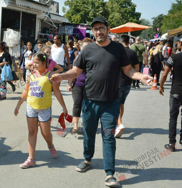 Хиляди се стекоха към Неделния пазар в Димитровград, предизвикаха задръствания в града