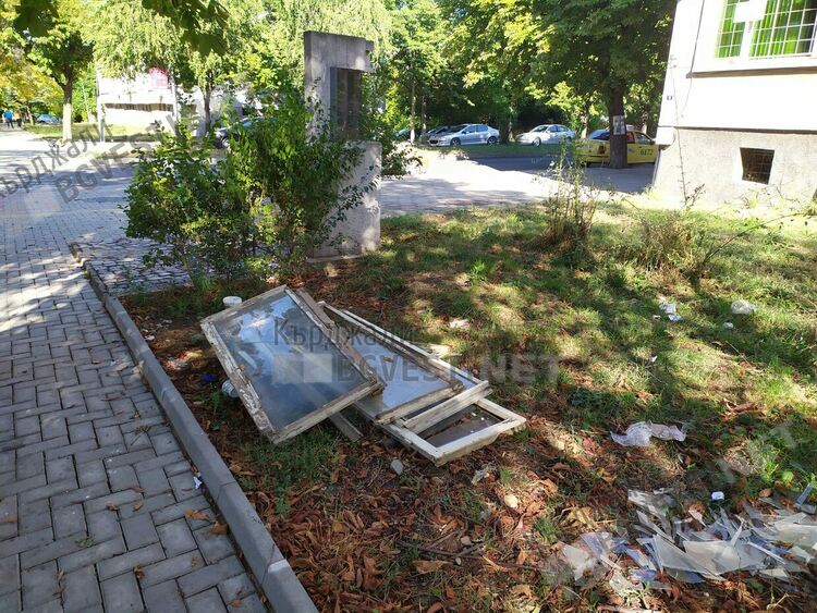 Превърнаха в бунище паметникът на отец Благой Топузлиев в Кърджали