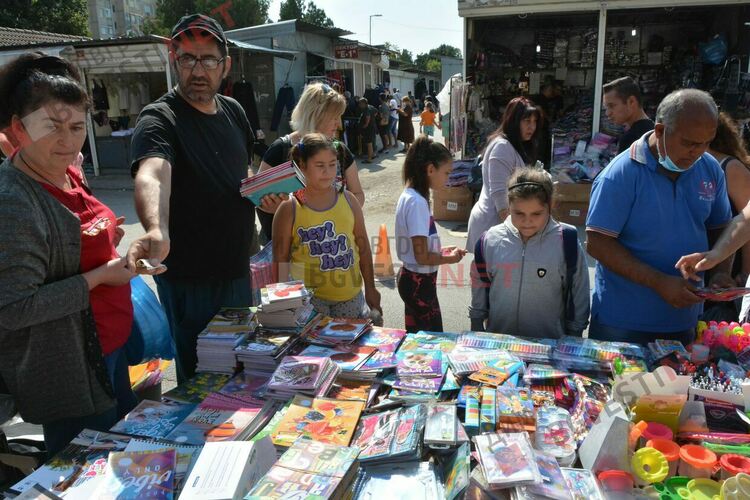 Хиляди се стекоха към Неделния пазар в Димитровград, предизвикаха задръствания в града