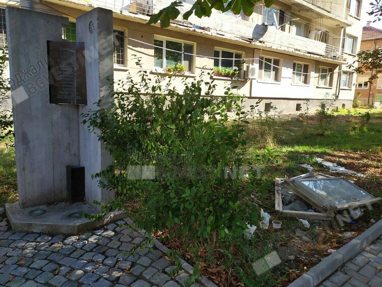 Превърнаха в бунище паметникът на отец Благой Топузлиев в Кърджали