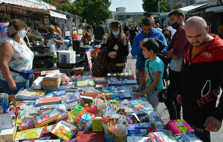 Хиляди се стекоха към Неделния пазар в Димитровград, предизвикаха задръствания в града