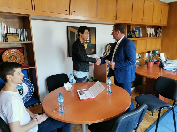 За девети път кметът на Мадан помага на отличници от миньорския град