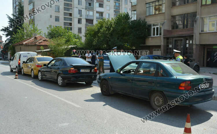 4 коли катастрофираха на улица „Дунав“ в Хасково