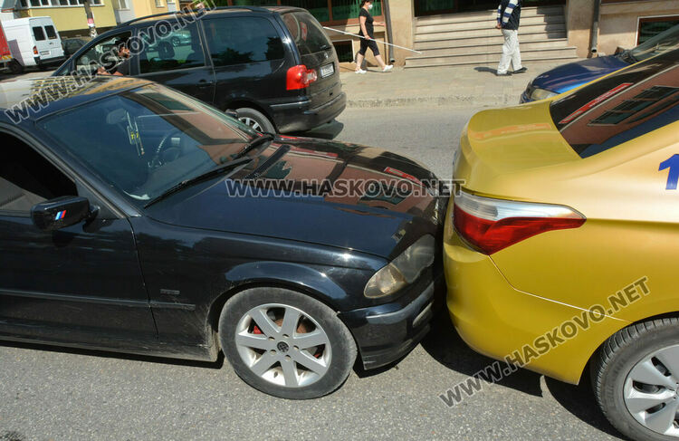 4 коли катастрофираха на улица „Дунав“ в Хасково