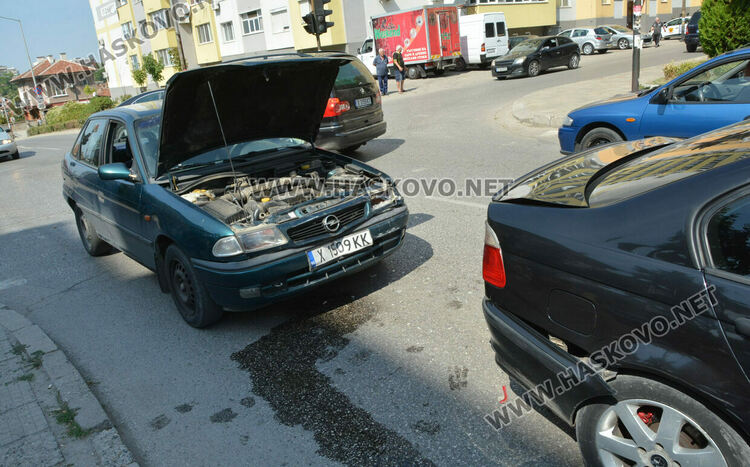 4 коли катастрофираха на улица „Дунав“ в Хасково