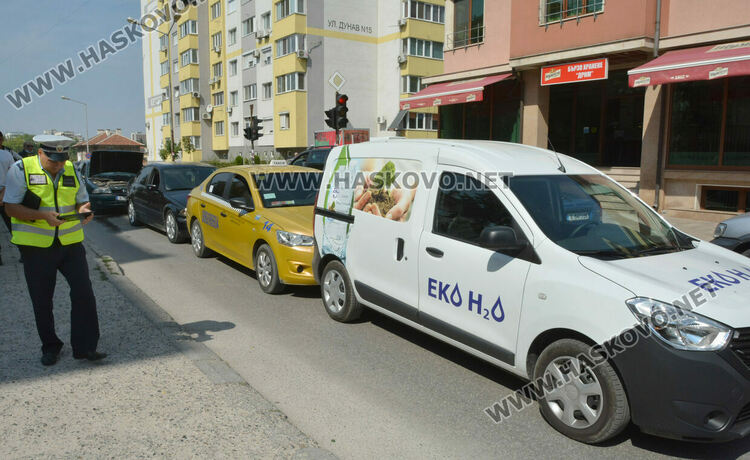 4 коли катастрофираха на улица „Дунав“ в Хасково