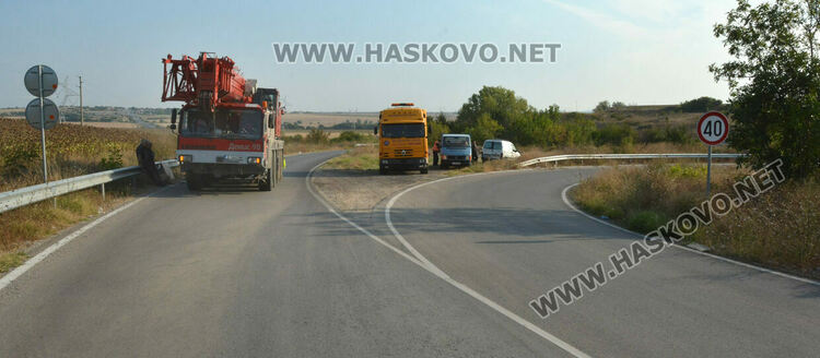 Аварирал кран затрудни движението край Хасково