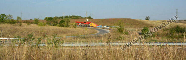 Аварирал кран затрудни движението край Хасково