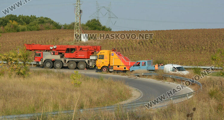 Аварирал кран затрудни движението край Хасково